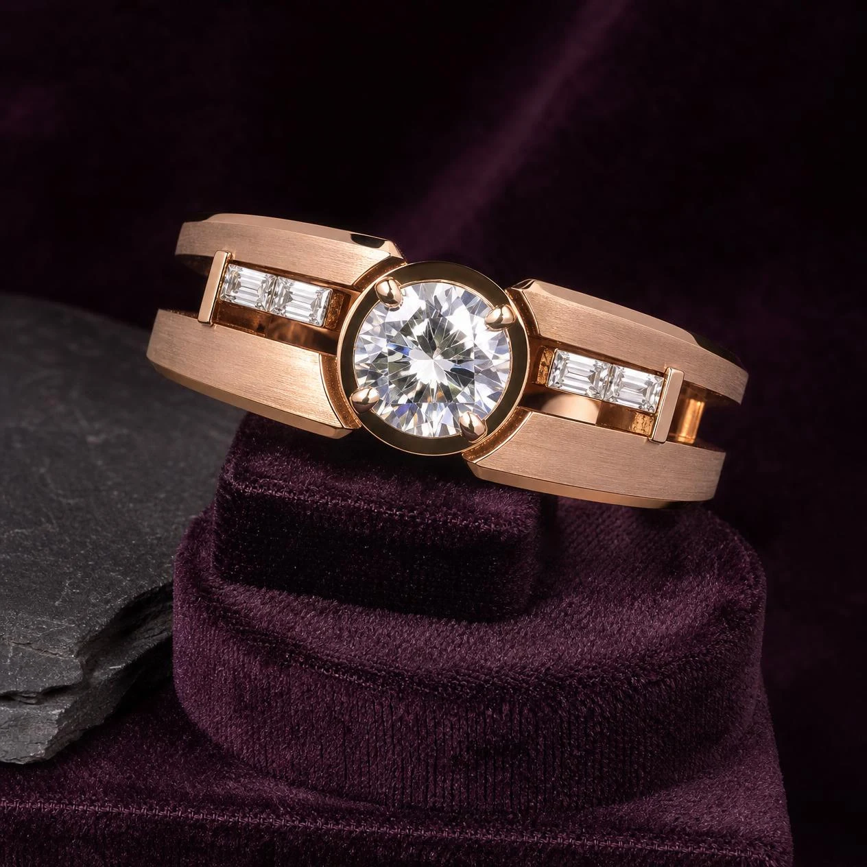 Scudo d'Occidente, 1.28 ct tw round lab grown diamond men’s ring in rose gold (front view)
