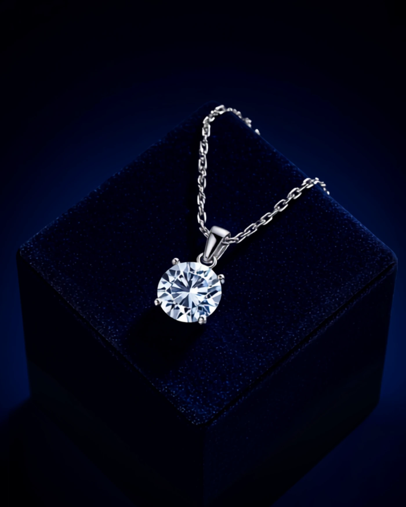 Cerchio Perfetto — 2N Master-Artisan recreation, shown in clear diamond and fancy colour