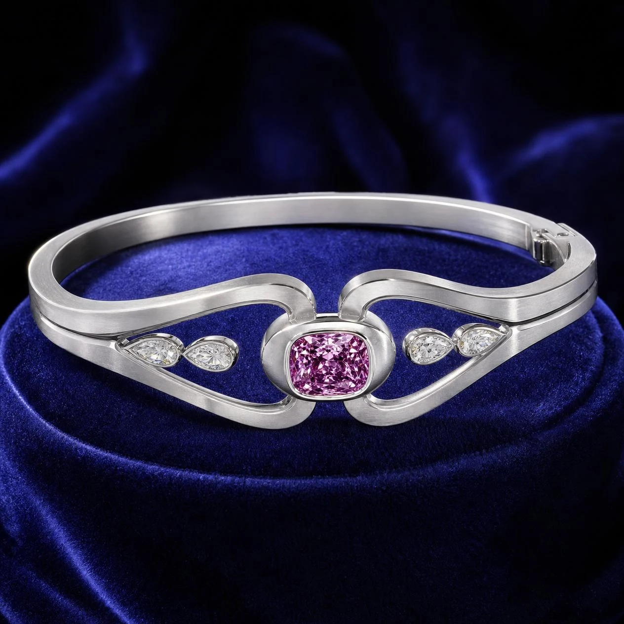 Melodia di Perla, 0.75 ct tw cushion lab grown diamond bracelet in 14K white gold (front view)