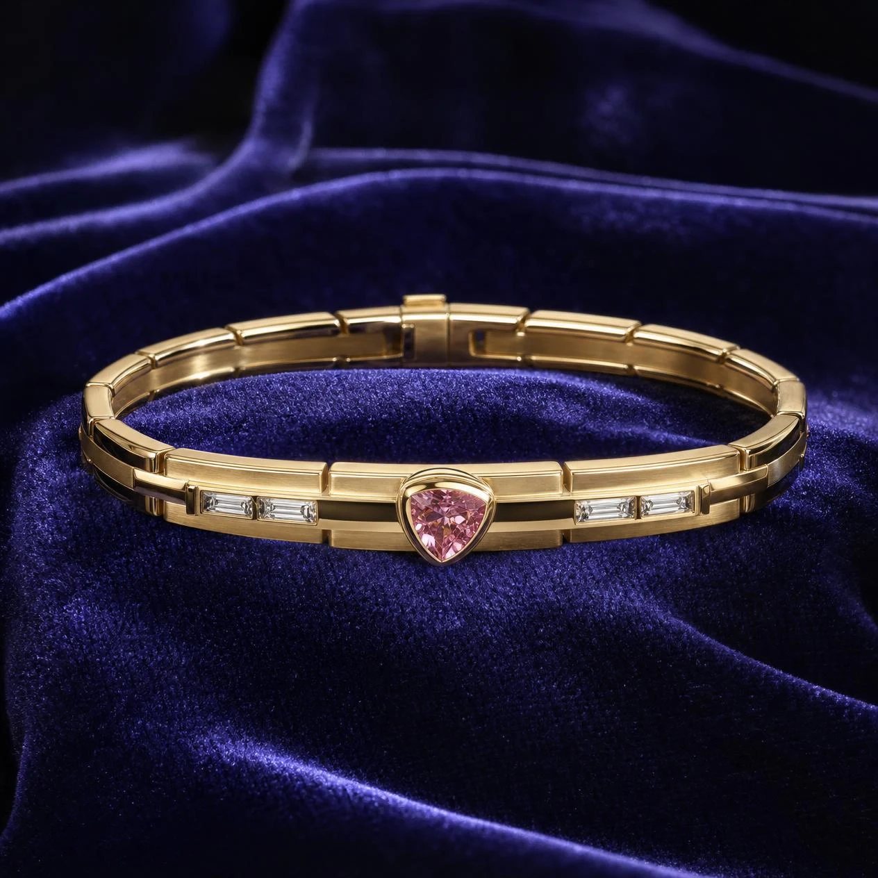 Quercia Silenzioso, 1.35 ct tw trillion lab grown diamond men’s bracelet in 14K yellow gold (front view)