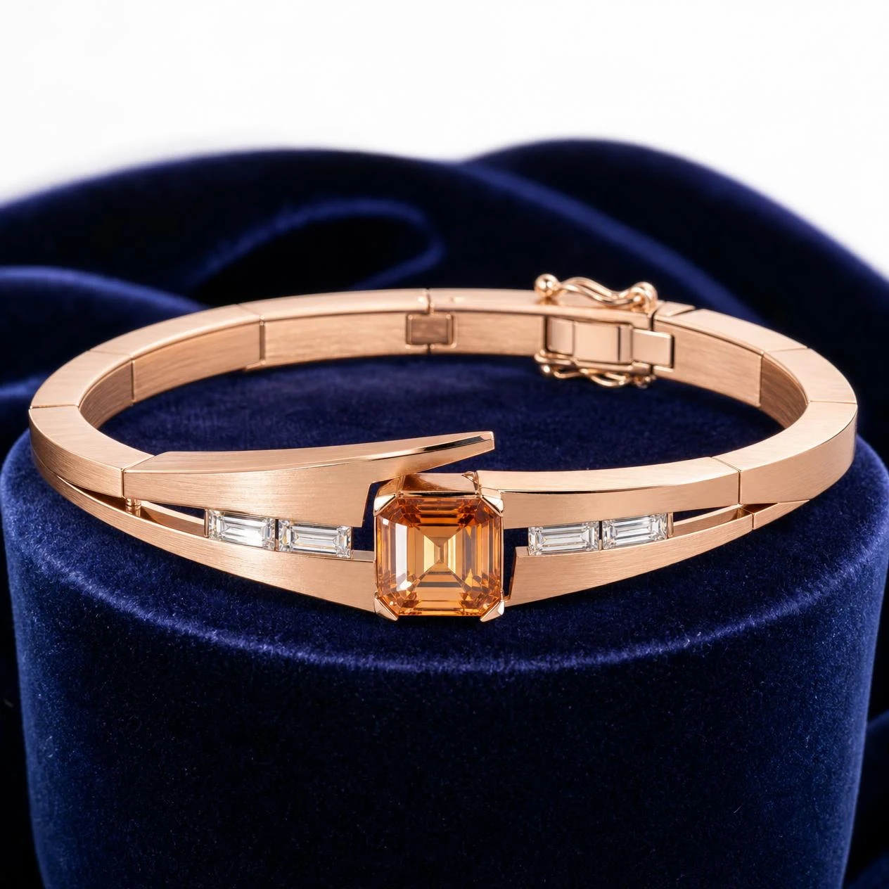 Onda Fiorente, 1.3 ct tw emerald lab grown diamond bracelet in rose gold (front view)