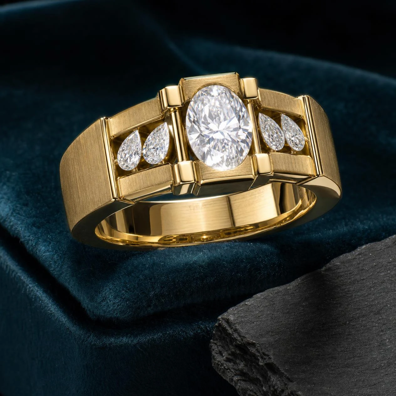 Meridiano Fermo, 0.88 ct tw oval lab grown diamond men’s ring in 14K yellow gold (front view)