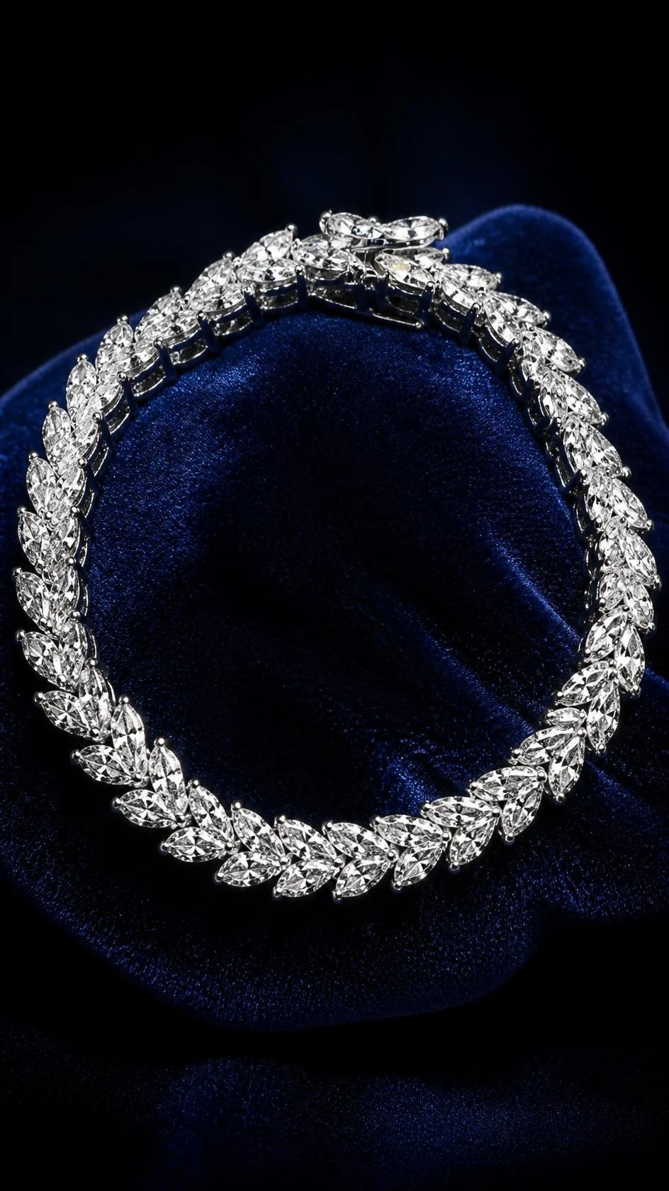 Caresse des Étoiles, 14 ct marquise lab grown diamond bracelet in 18K white gold (front view)