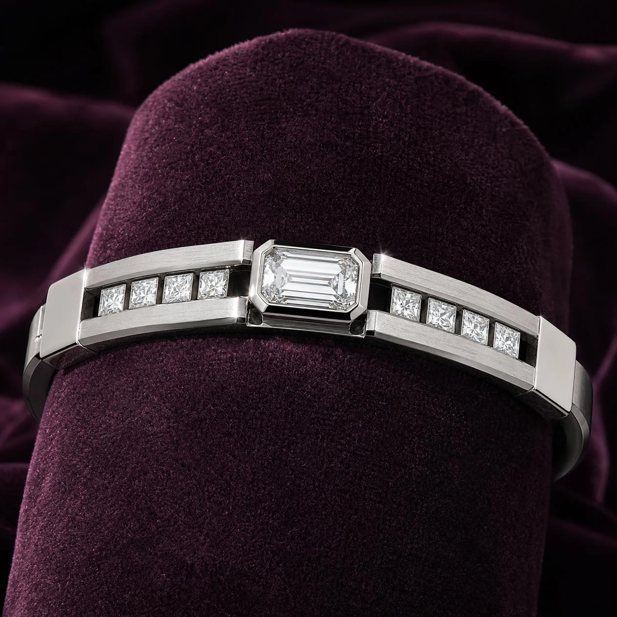 Baluardo di Genova, 1.22 ct tw emerald lab grown diamond men’s bracelet in 14K white gold (front view)
