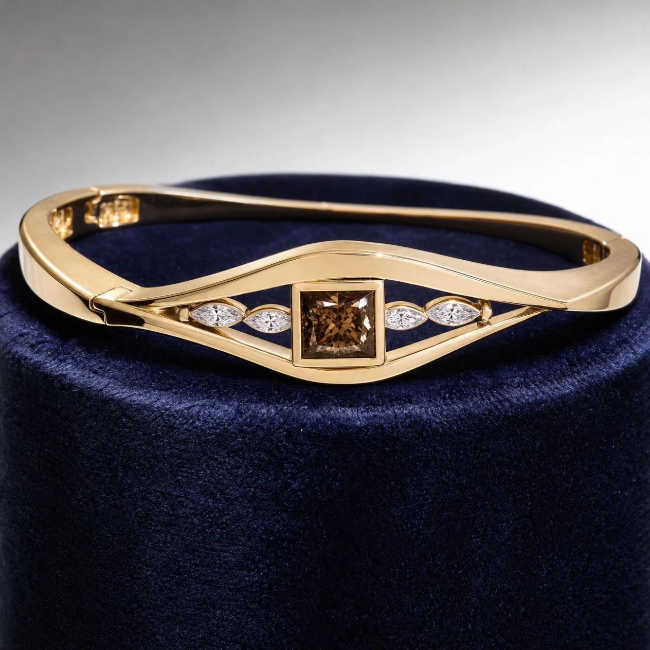 Soie Preziosa, 1.35 ct tw princess lab grown diamond bracelet in 14K yellow gold (front view)
