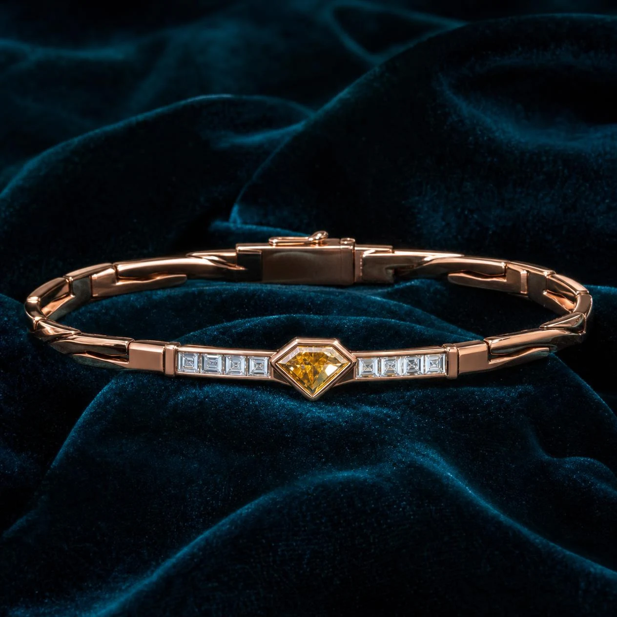 Maestrale d'Oriente, 1.5 ct tw kite lab grown diamond men’s bracelet in rose gold (front view)