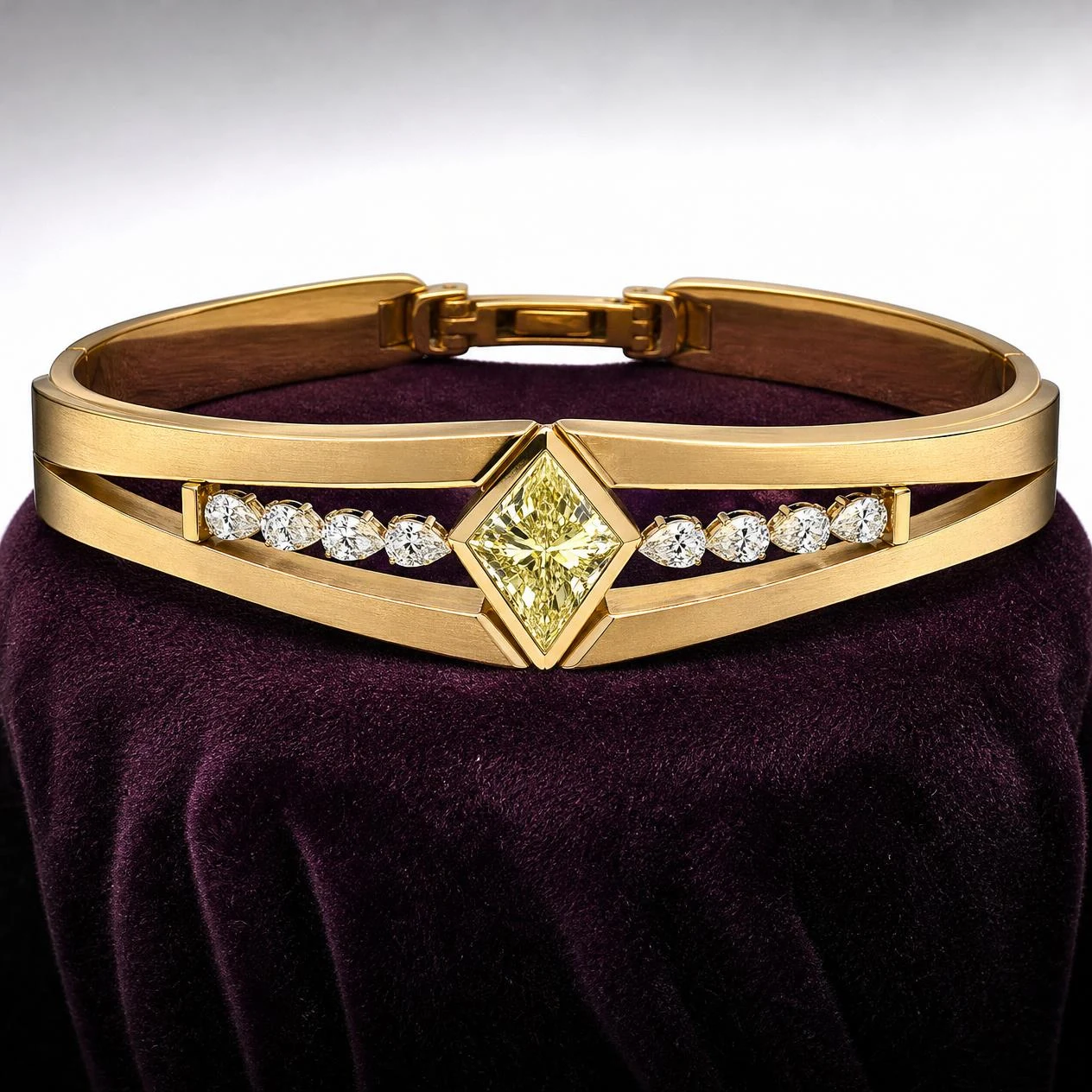 Stella di Perla, 1.48 ct tw kite lab grown diamond bracelet in 14K yellow gold (front view)
