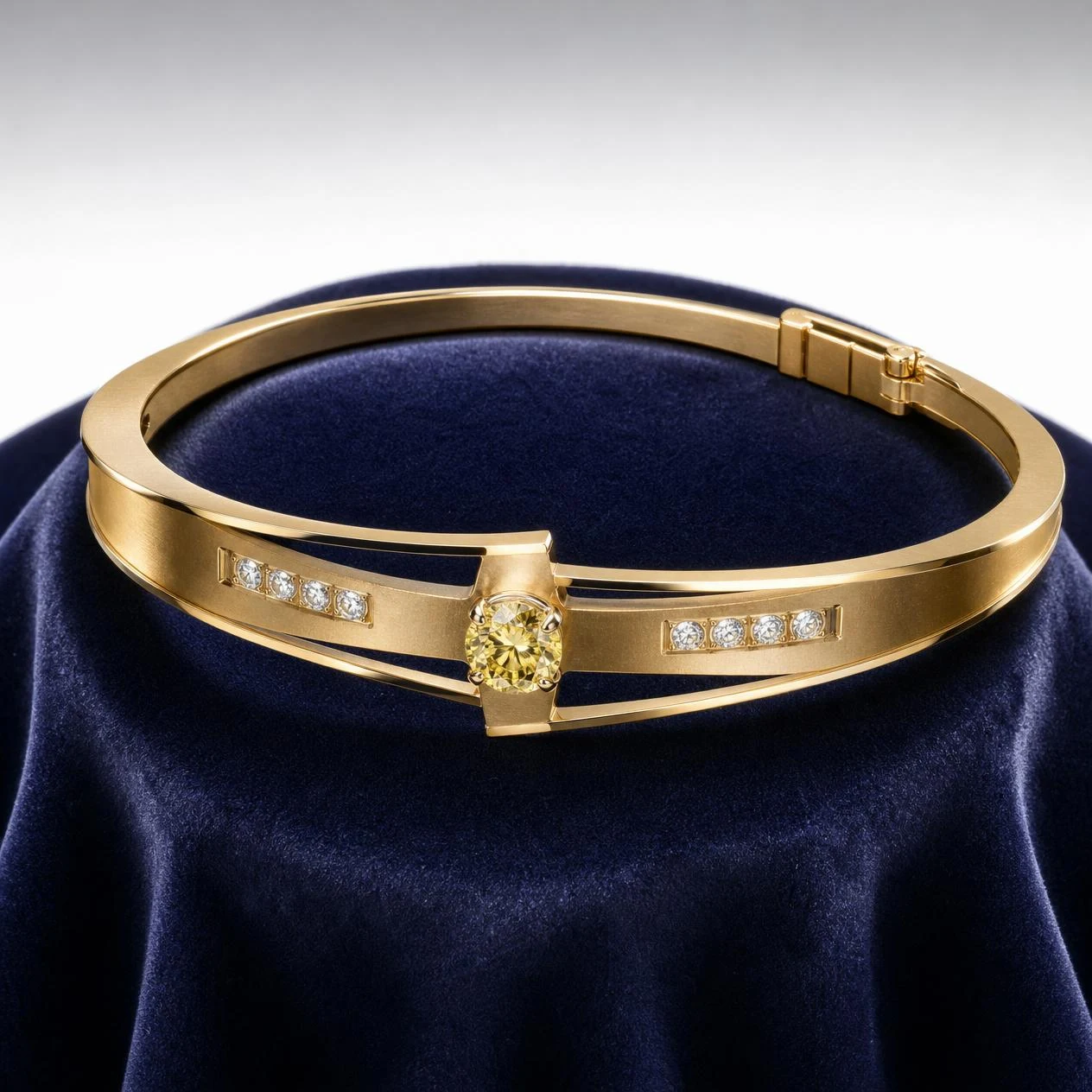 Grazia di Perla, 0.79 ct tw round lab grown diamond bracelet in 14K yellow gold (front view)