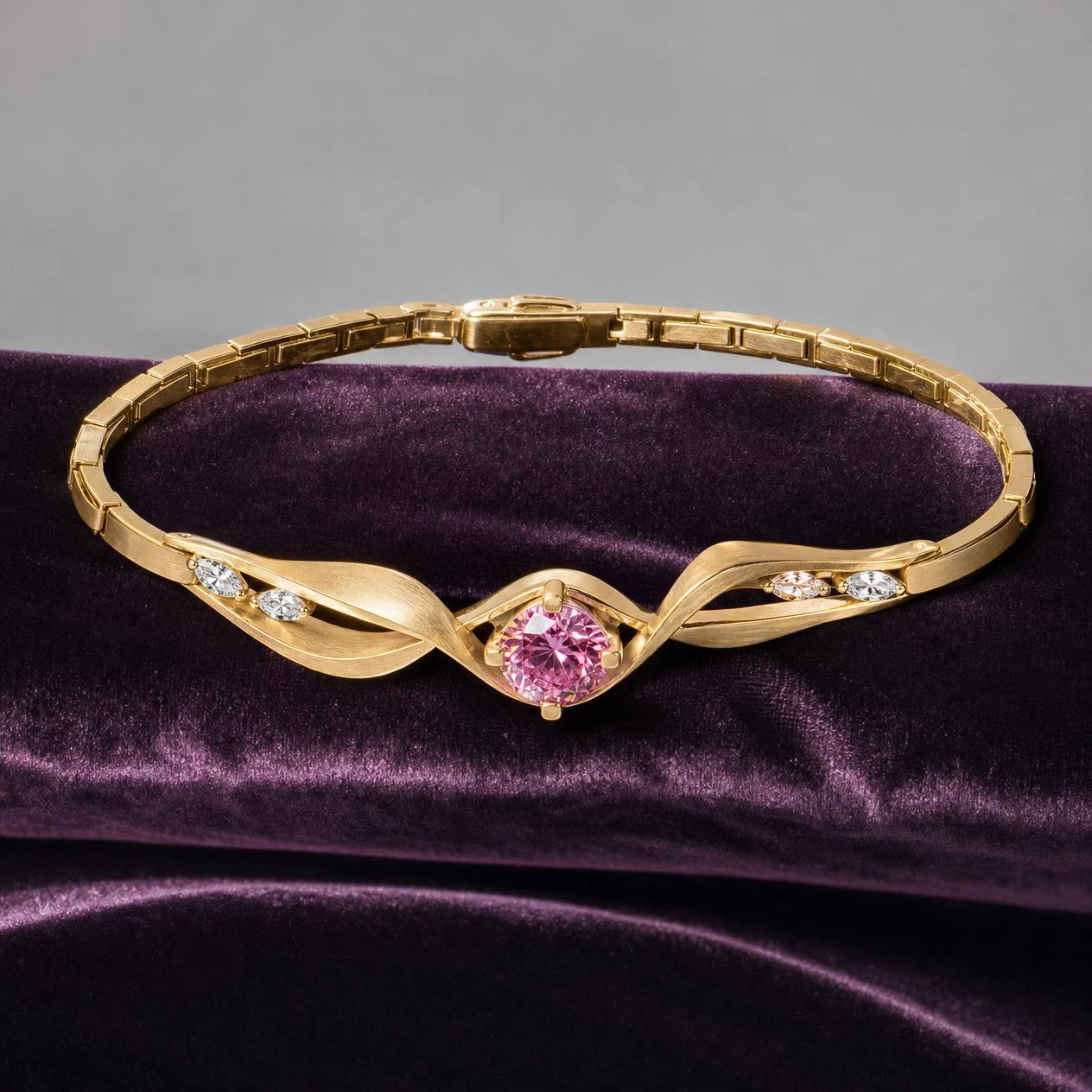 Nuvola del Mare, 1.3 ct tw round lab grown diamond bracelet in 14K yellow gold (front view)