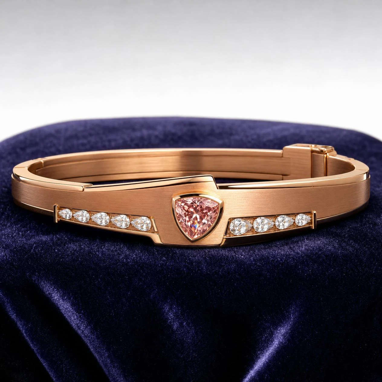 Molo di Notte, 1.55 ct tw trillion lab grown diamond men’s bracelet in rose gold (front view)