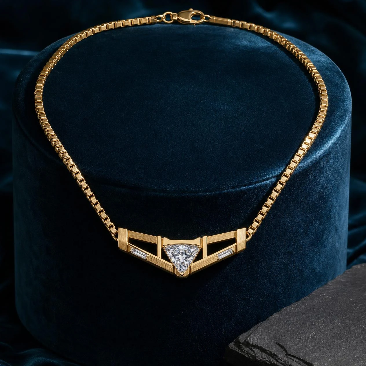 Lampo Saldo, 1.2 ct tw trillion lab grown diamond men’s necklace in 14K yellow gold (front view)