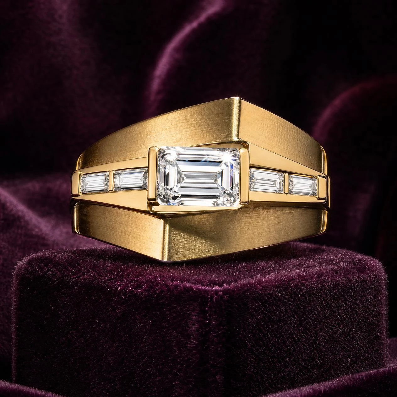 Vertice d'Oriente, 1.02 ct tw emerald lab grown diamond men’s ring in 14K yellow gold (front view)