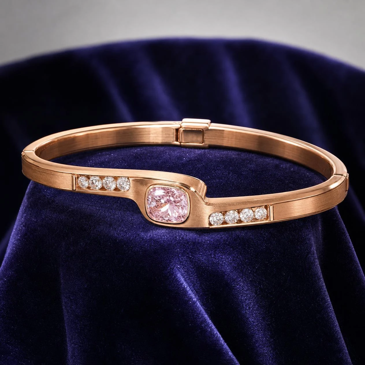 Alba Fiorente, 1.06 ct tw cushion lab grown diamond bracelet in rose gold (front view)