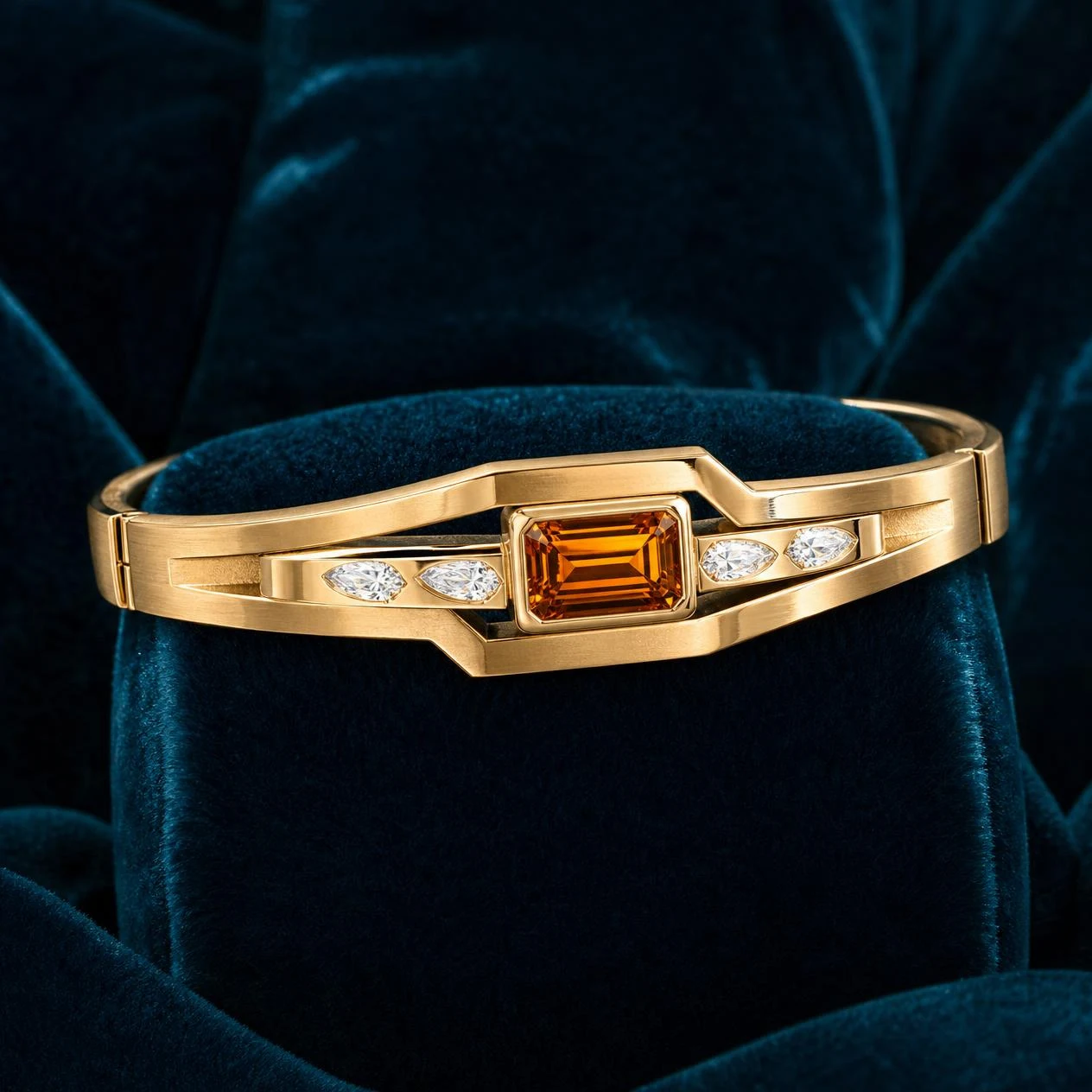 Fortezza Imperiale, 1.3 ct tw emerald lab grown diamond men’s bracelet in 14K yellow gold (front view)