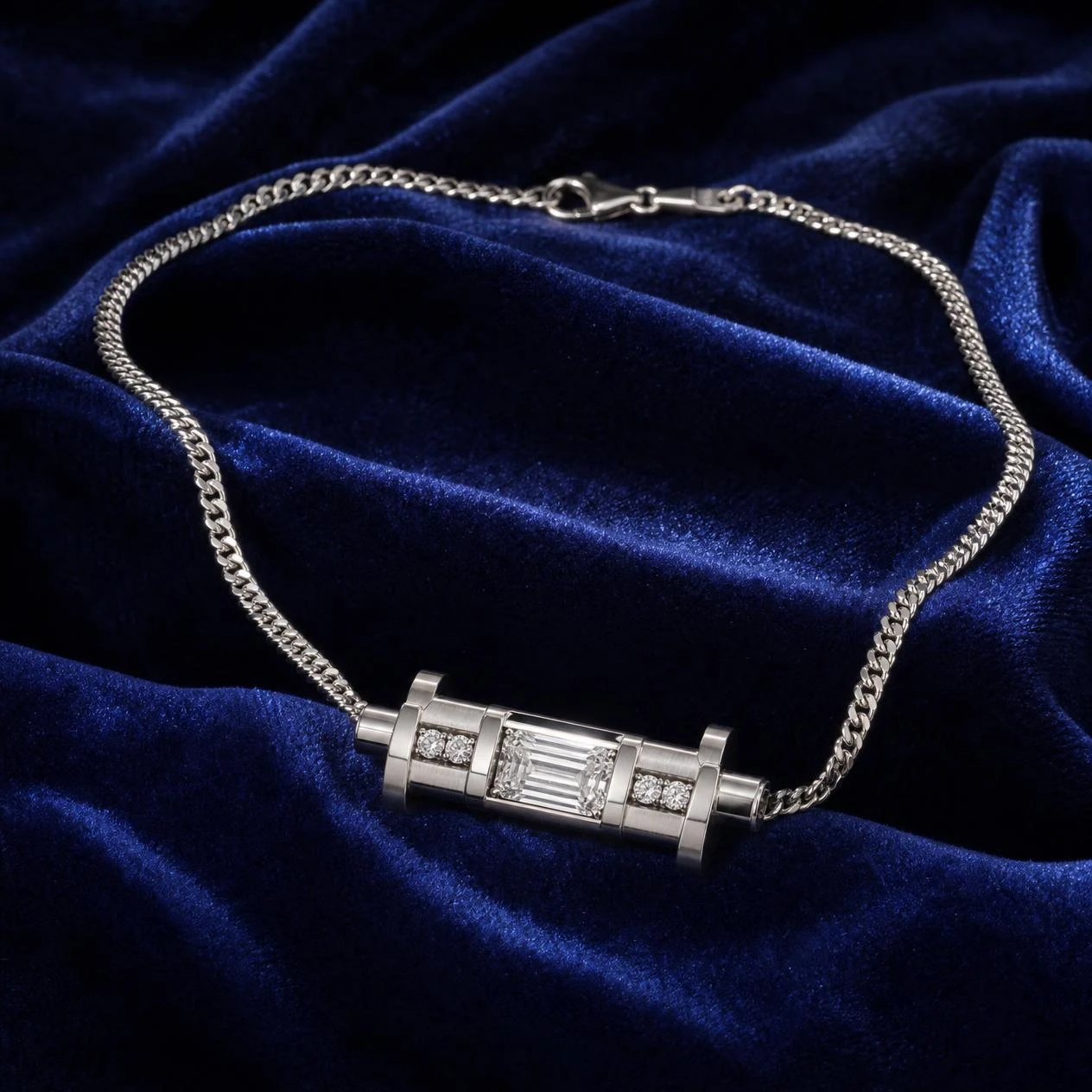 Gladiatore Saldo, 0.99 ct tw emerald lab grown diamond men’s necklace in 14K white gold (front view)