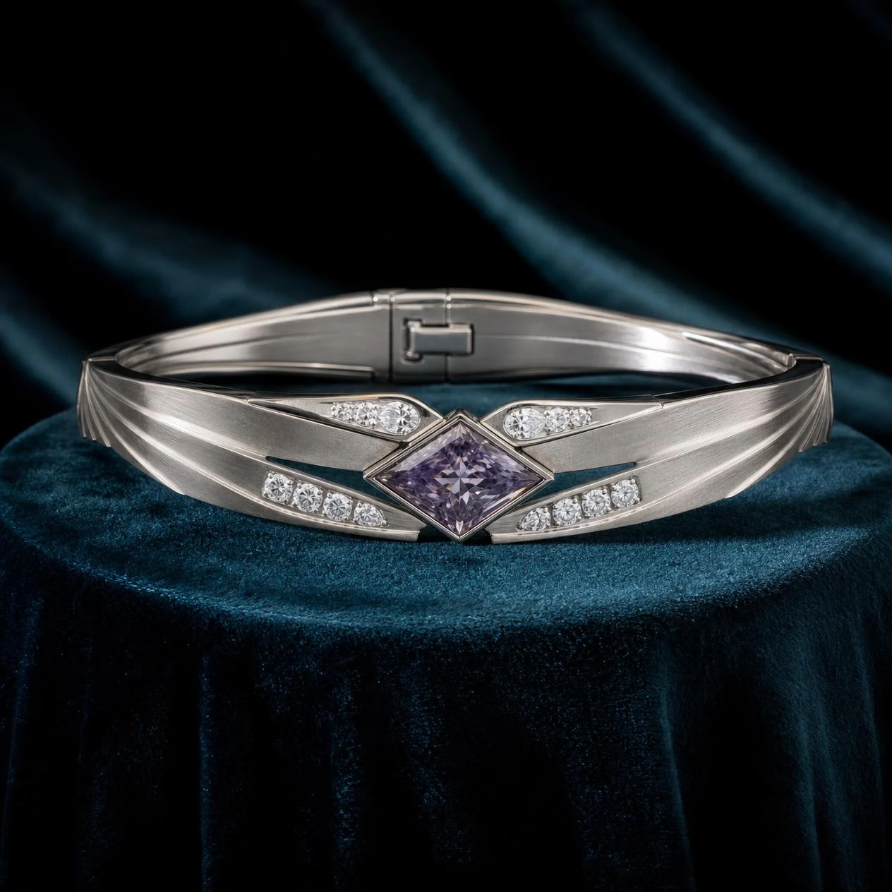 Aria di Cristallo, 1.41 ct tw kite lab grown diamond bracelet in 14K white gold (front view)