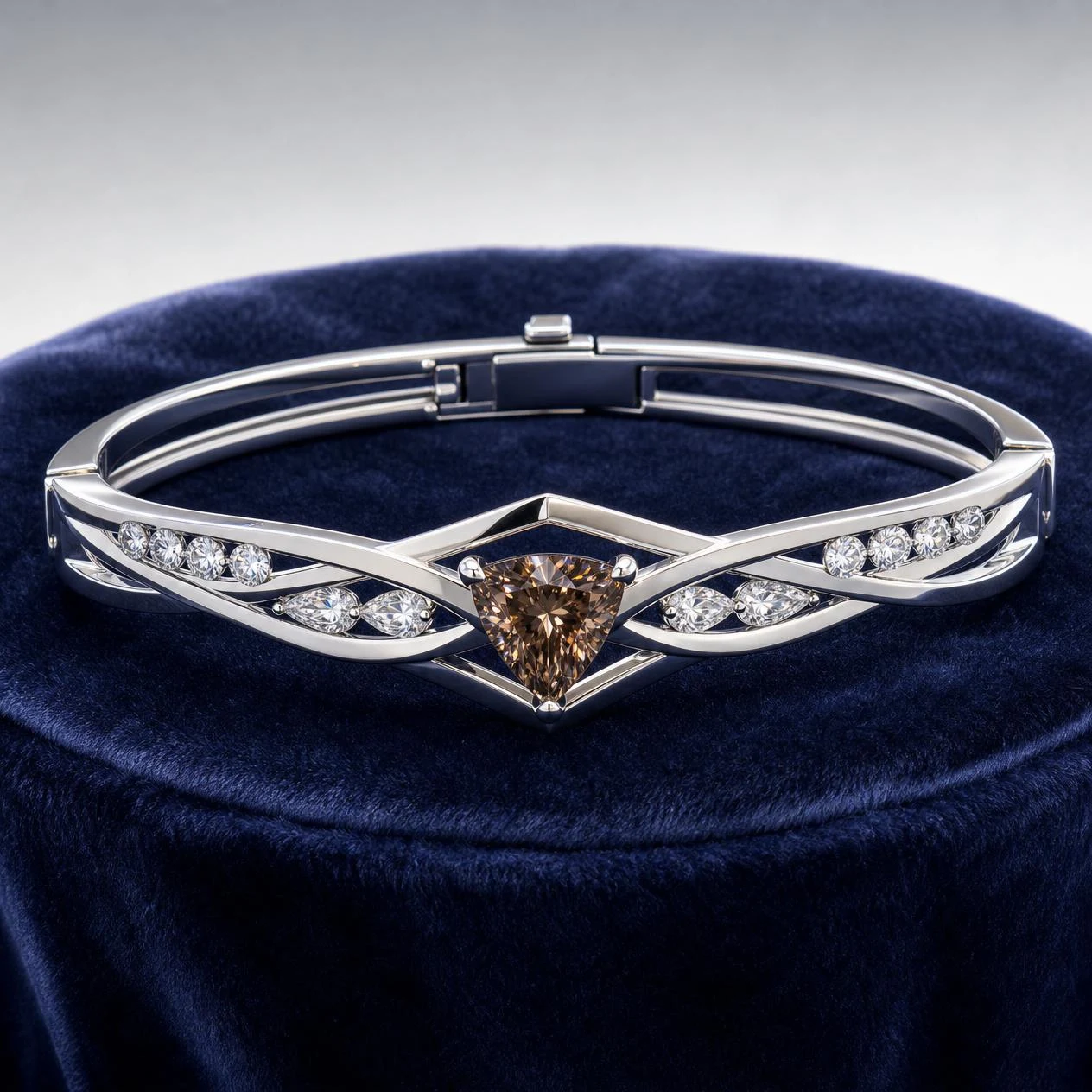 Seta Lieve, 1.66 ct tw trillion lab grown diamond bracelet in 14K white gold (front view)