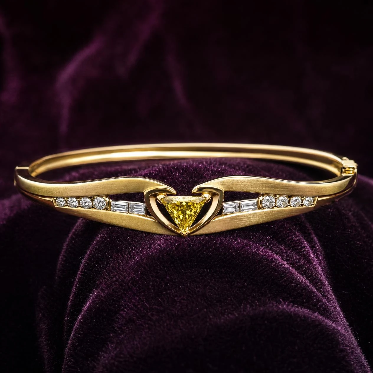 Ninfea Candida, 1.04 ct tw trillion lab grown diamond bracelet in 14K yellow gold (front view)