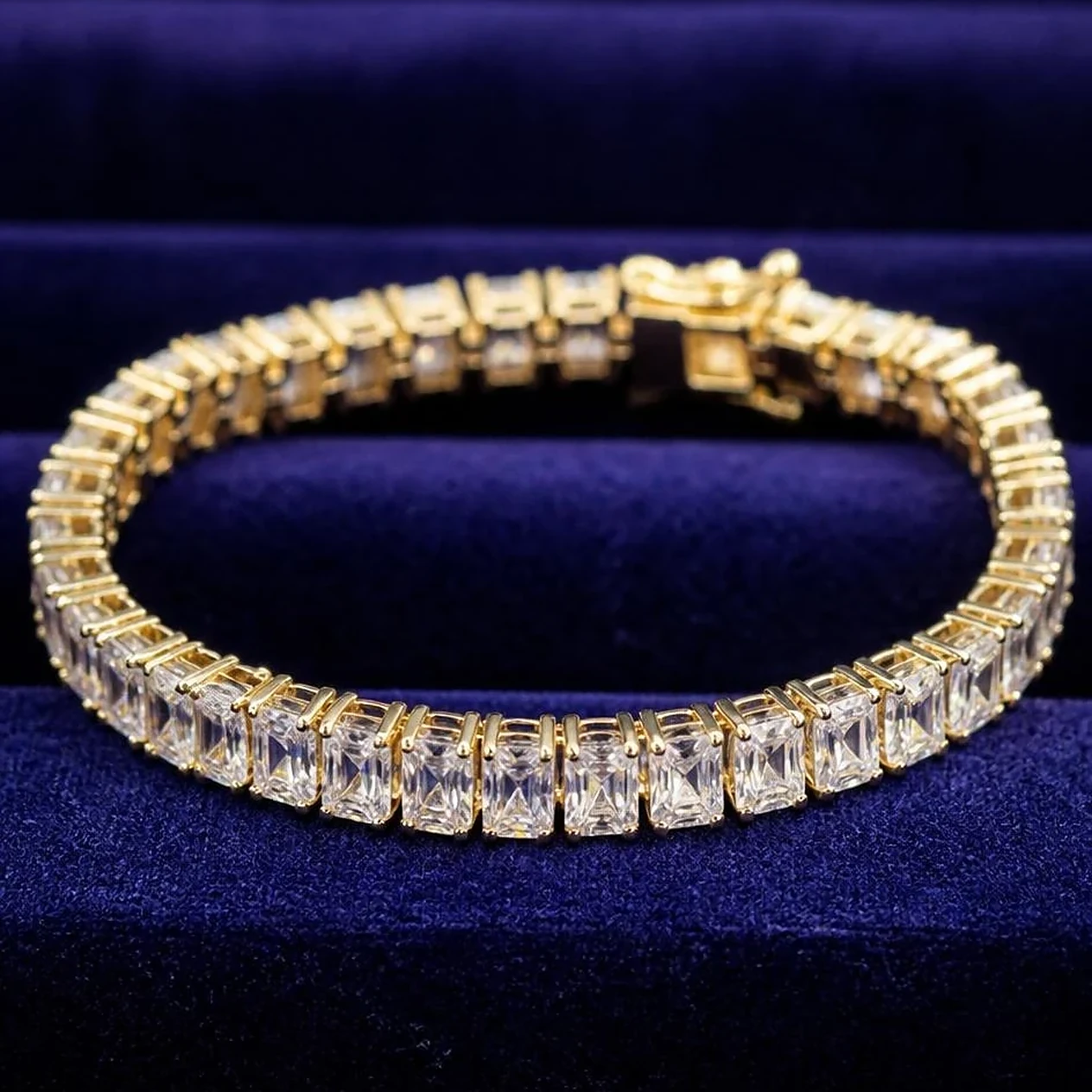 Rayonnant de Quatorze, 14 ct radiant lab grown diamond bracelet in 18K yellow gold (front view)