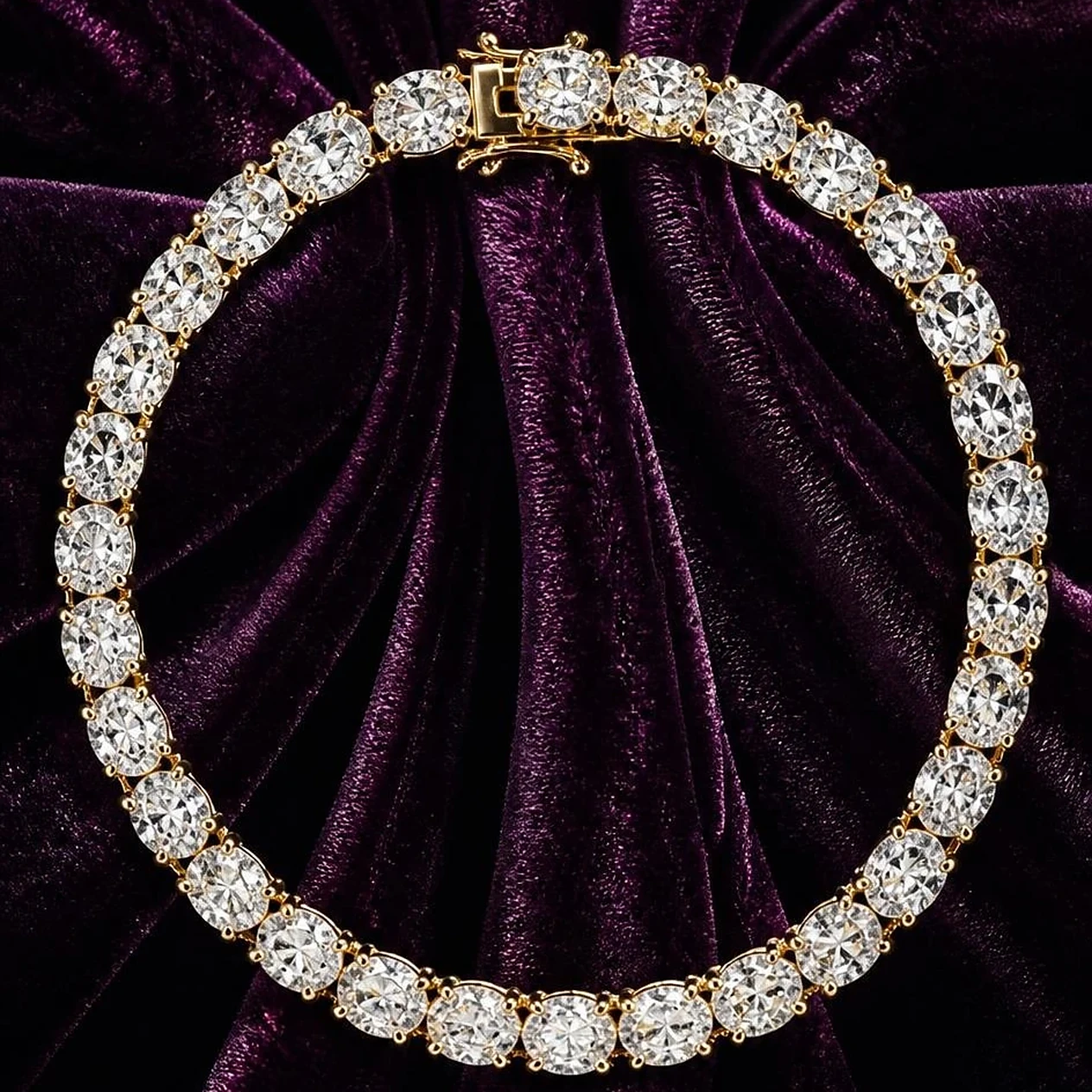 Presque Dix, 9.5 ct round lab grown diamond bracelet in 18K yellow gold (front view)