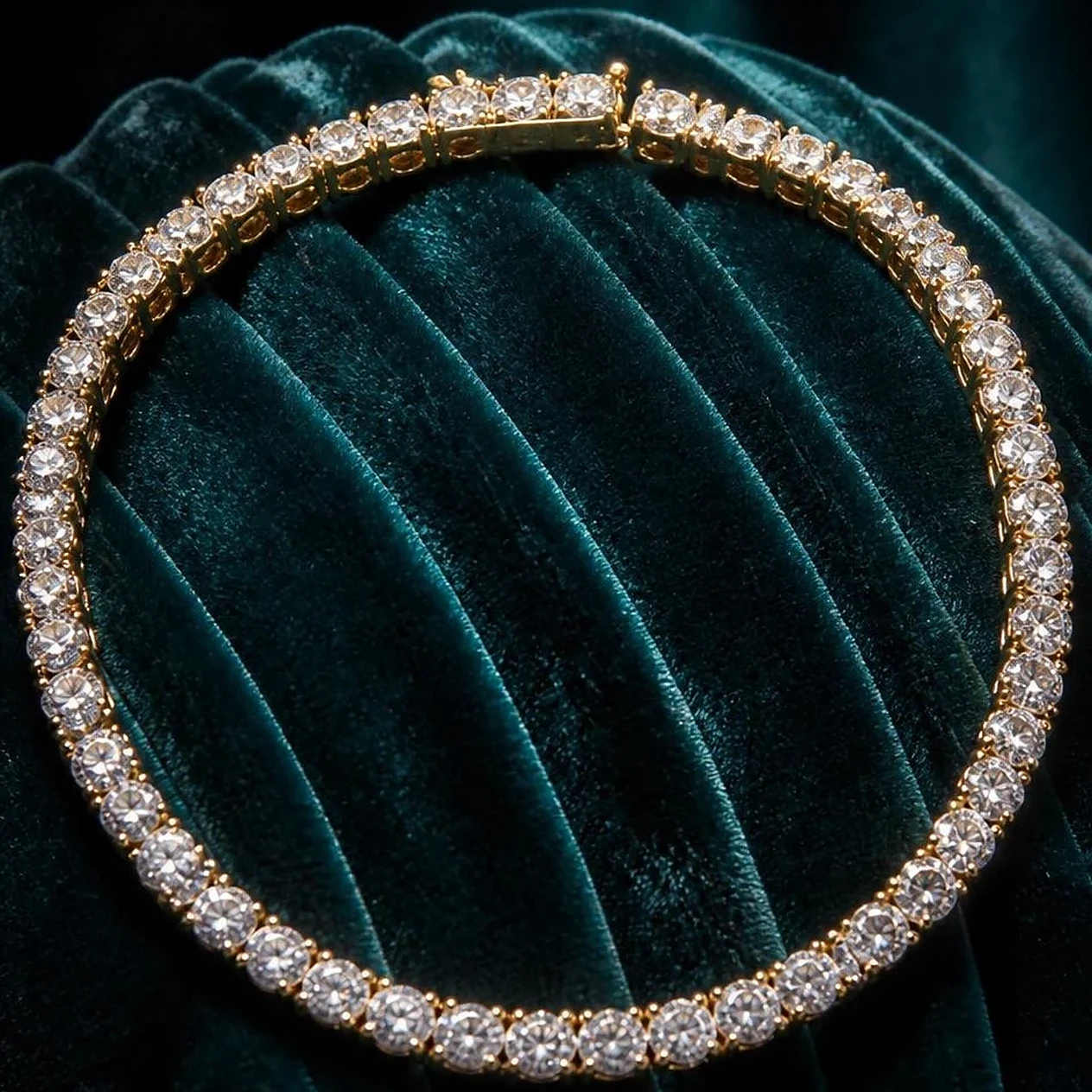Lumière de Passion, 11 ct round lab grown diamond bracelet in 18K yellow gold (front view)