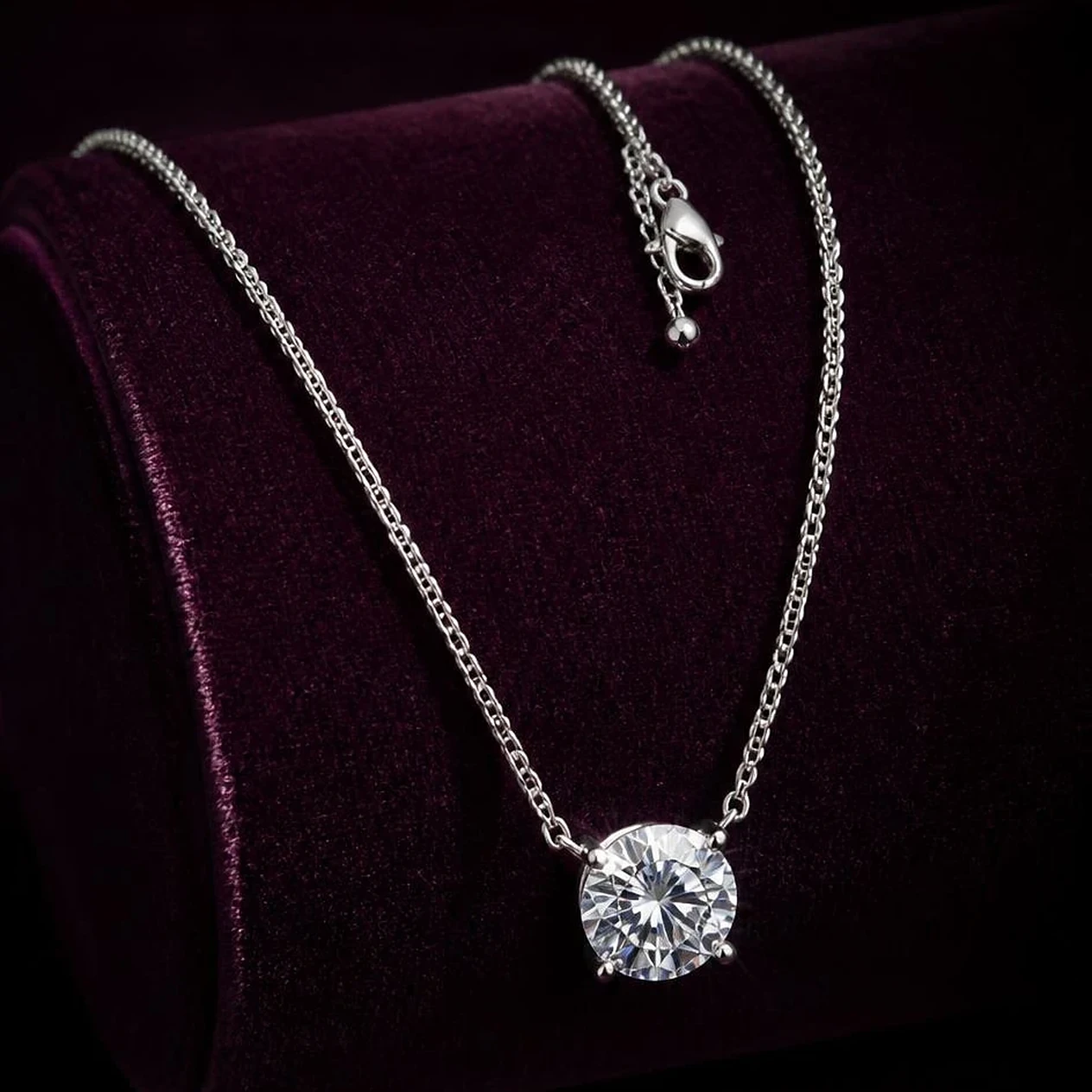 Gioia Dorata, 1.5 ct round lab grown diamond necklace in 14K white gold (front view)